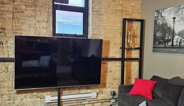 Spacious Historic Loft in The Exchange, Steps to Waterfront & River