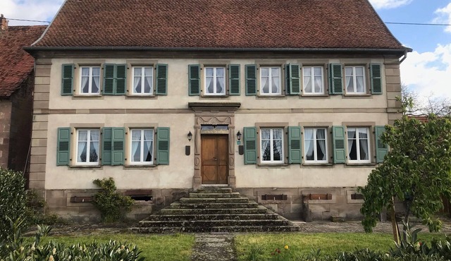 Spacious historic manor, garden. Excellent restaurants close by. Pets welcome.