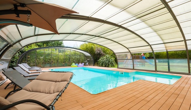 Spacious house with heated pool 7 minutes from the sea.