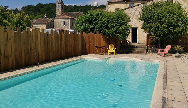 Spacious house on wooded grounds with swimming pool