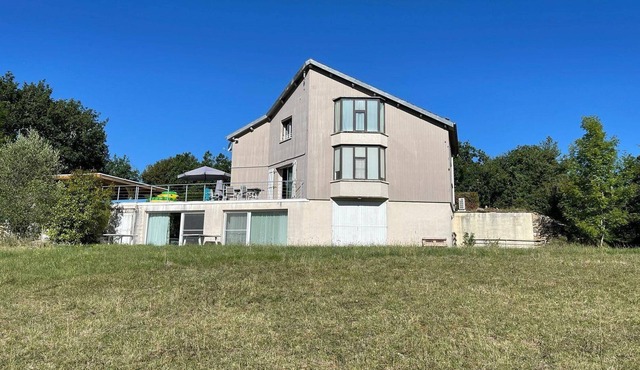 Spacious holiday home in Caniac-du-Causse with bubble bath