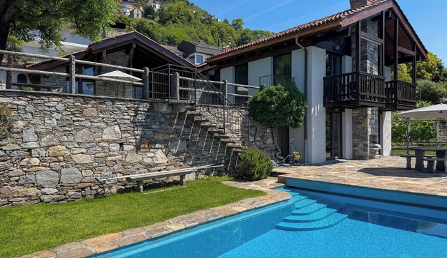 Spacious holiday complex for 6+ people with a swimming pool overlooking Lake Mag