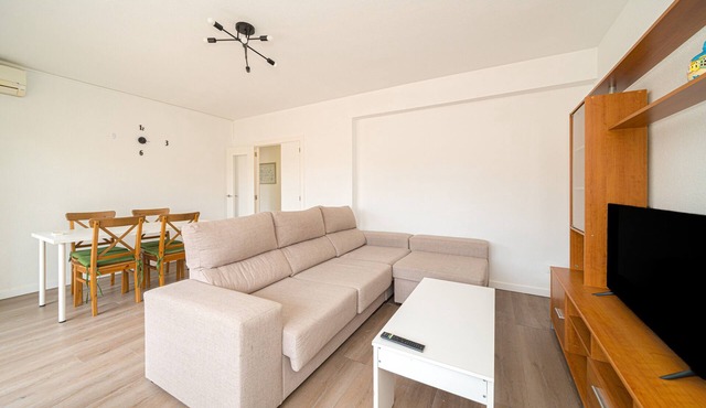Spacious Holiday Apartment "Ideal en Villajoyosa" with Balcony & Wi-Fi