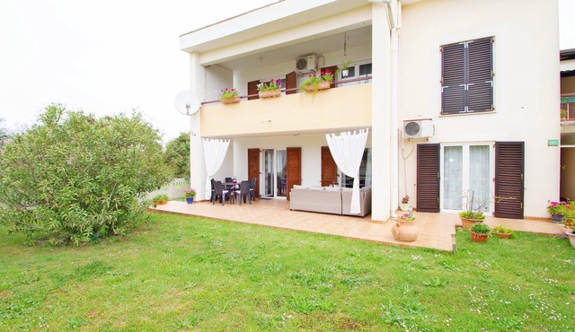 Spacious holiday apartment in suburb of Pula, Valdebek