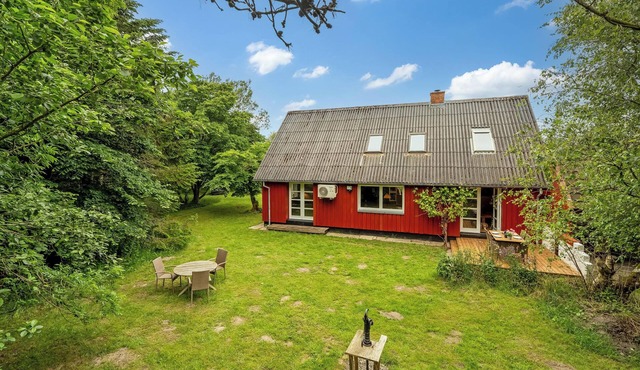 Spacious holiday home with terrace, wood-burning stove and large plot
