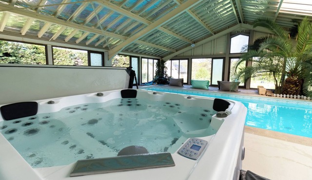 Spacious holiday home with indoor pool, jacuzzi and sauna in Cherveix-Cubas