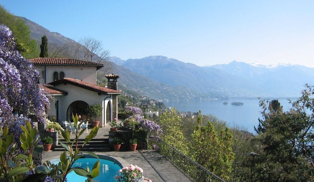 Spacious holiday home with private pool and 180° panoramic view, ideal for famil