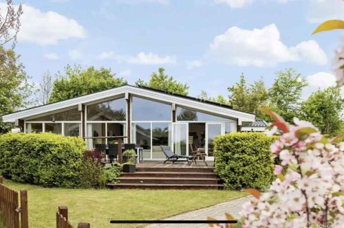 Spacious Holiday Home Near Beach And Nature