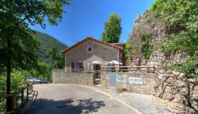 Spacious holiday home in Cataluña with garden