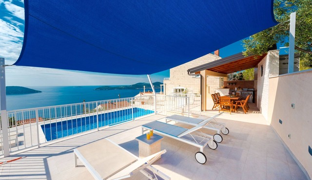 Spacious holiday home Gina; 6+2 with pool, sea view and only 12km from Dubrovnik