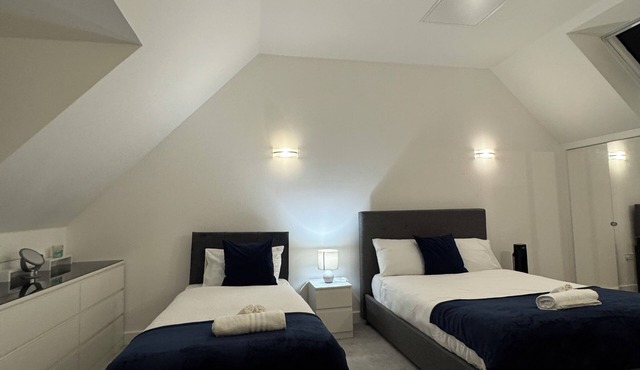 Spacious Holiday Home near Luton Airport with free parking.