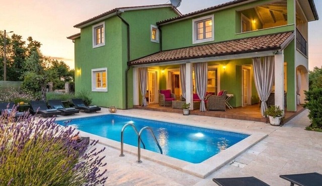 Spacious holiday house/pool/jacuzzi/playground/6+2