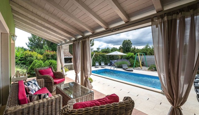 Spacious holiday house/pool/jacuzzi/playground/6+2