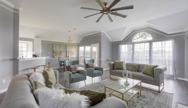Spacious Hollywood Glam Home, Pet-Friendly Comfort for the Perfect Stay