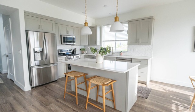 Spacious Home *10 mins to Logan!