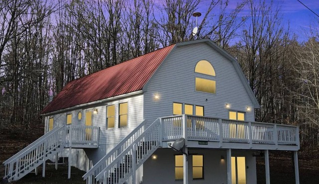 Spacious home, 12 miles from Nubs Nob, Harbor Springs surrounded by forest.