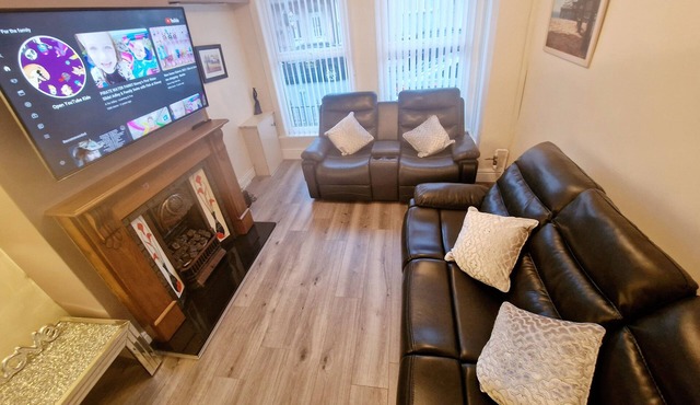 Spacious Home, 15 drive to Liverpool City Centre