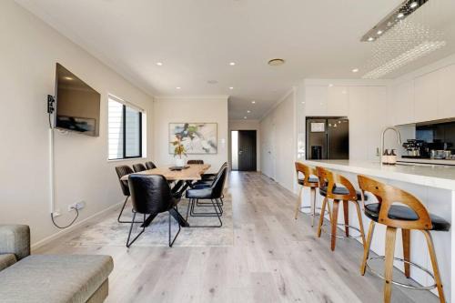 Spacious Home - 2 Lounges, Gym - Deck near Manukau