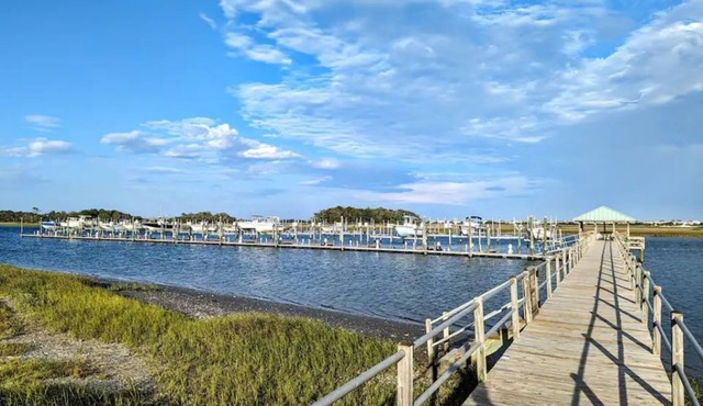 Spacious home, 24' boat slip, waterfront communityn