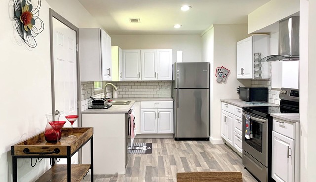 Spacious Home - 3BD/2BA on a Hill near Dwntwn ATL with FREE PARKING+in-unit W/D