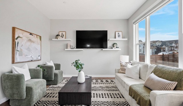 Spacious home 4BR 2.5 BA Near Airport & Banff