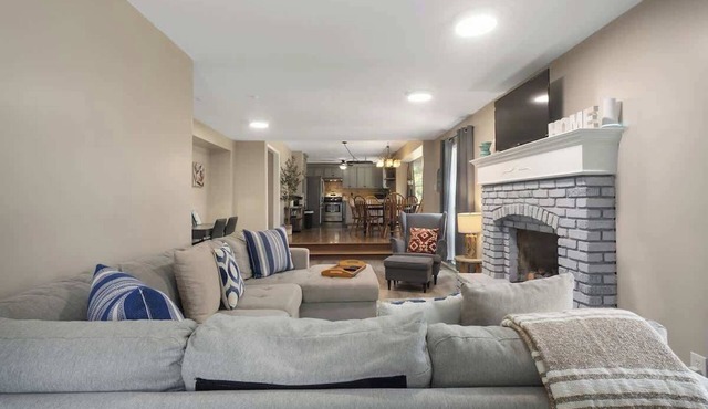 Spacious Home 5BR Sleeps12+FirePit Arcade Games