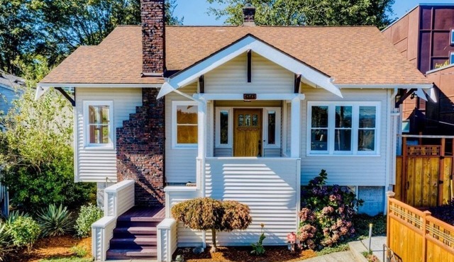 Spacious home+AC 4 min walk to train 12 min to Stadium, relax & explore Seattle!