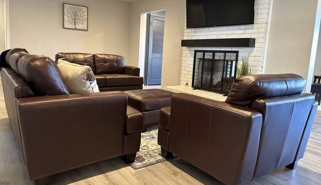 Spacious home + Arcade & Pool Table