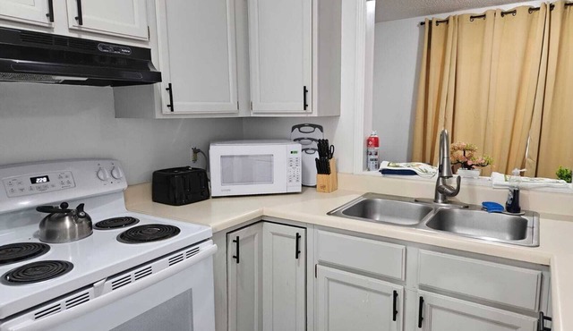 Spacious home away from home near Bartlett and Downtown Memphis