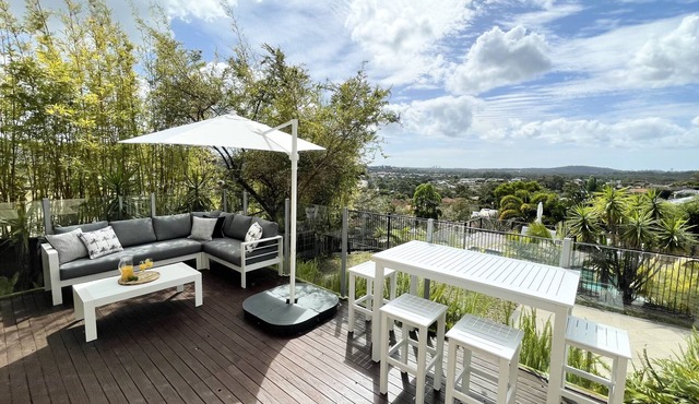 Spacious home, big pool, great view near theme park