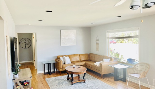 Spacious Home Central to DT Denver and Boulder w/2 Kitchens and Yard