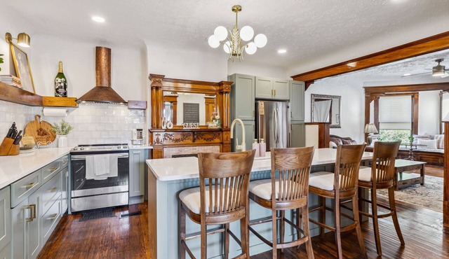 Spacious Home Chef's Kitchen, BBQ Grill, 5 Min Cle Clinic, Hot Tub, ADA, King