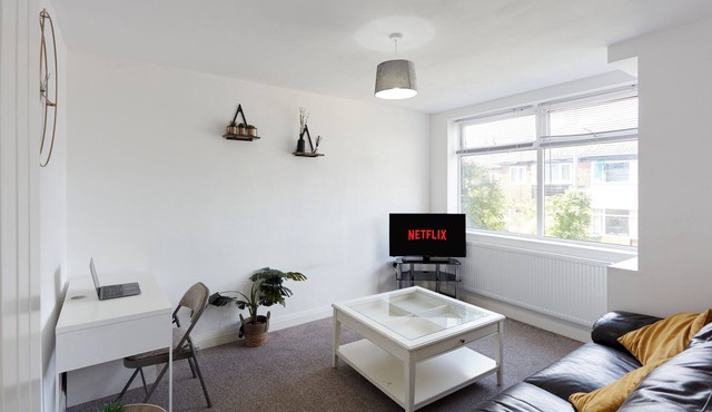 Spacious home close to city centre suitable for families and contractors