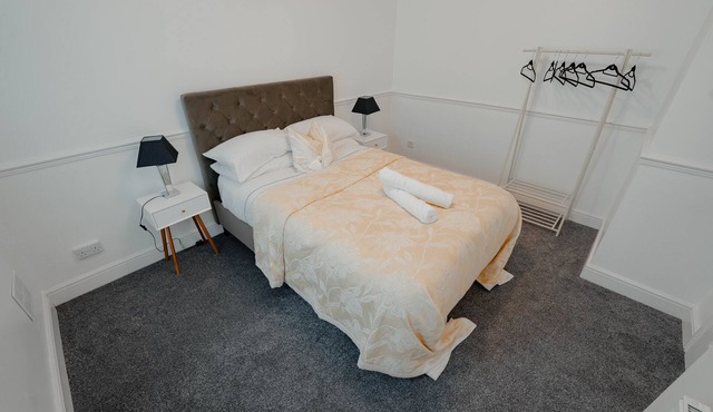 Spacious home close to city centre, tram, hospitals, universities, Peak District