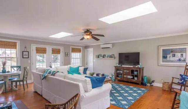 Spacious Home Close to the Beach and Bay - 5 bedroom w/Separate In-Law Suite!