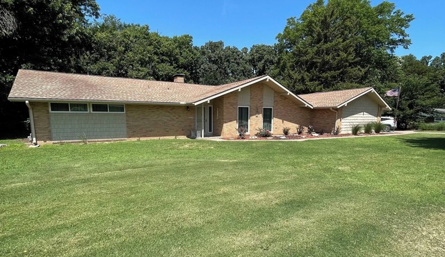 Spacious Home close to the Marland Mansion and Pioneer Woman statue.