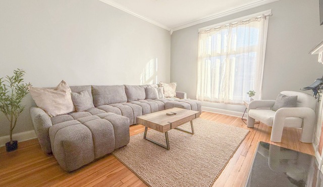 Spacious Home Downtown - Children's Hospital, Pets