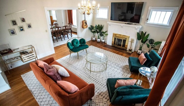 Spacious Home Downtown - Walk to Parks & Shops