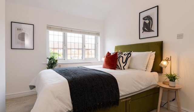 Spacious Home | Driveway Parking | Minutes from M1