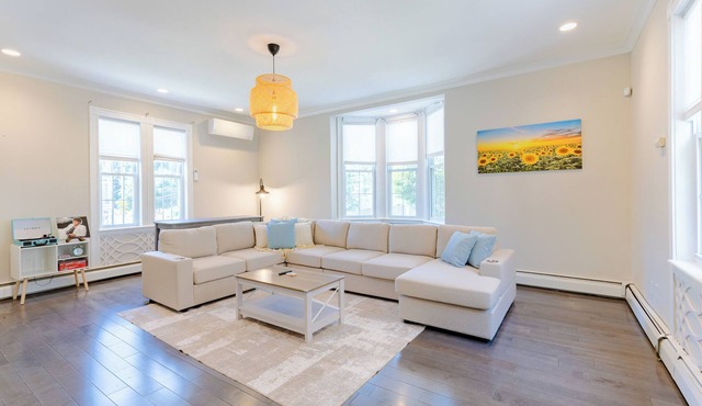 Spacious Home ~Families & Groups~ Parking~Backyard