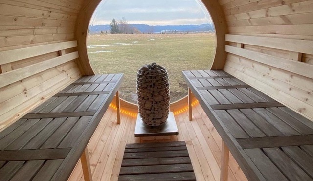 Spacious Home ~Fireplace ~Barrel Sauna~ Hot Tub ~Game Room