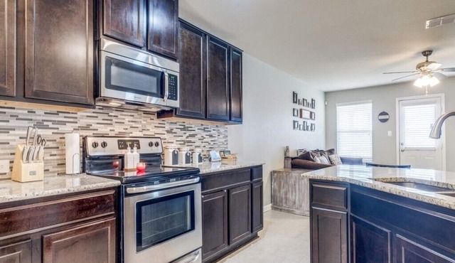 Spacious home for a family getaway to San Antonio. Close to everything!