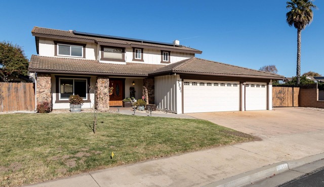 Spacious home for friends & family perfectly located. Pet friendly! EV Charger!