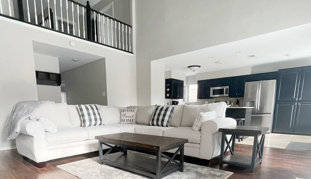 Spacious home for family or work group in nice, quiet, Carrollton neighborhoodn