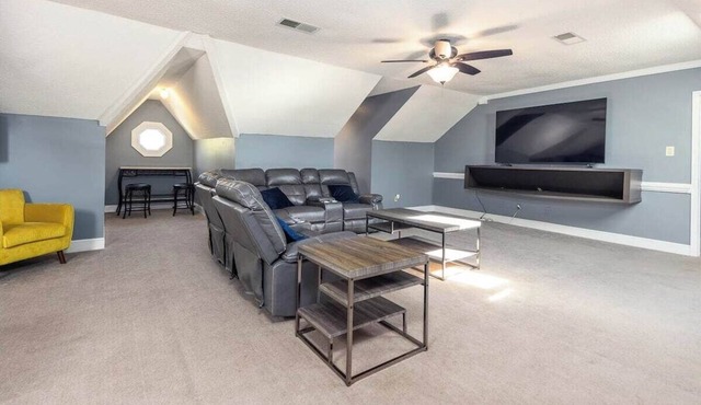 Spacious Home for Large Families & Special Groups. Lots of Parking & Activities.