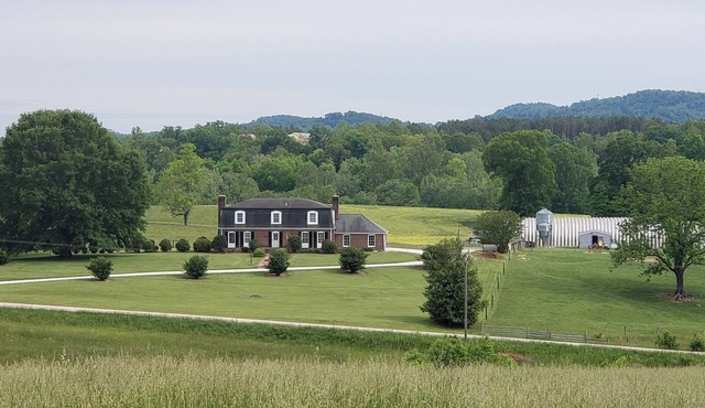 Spacious home for relaxation in Roseland. 30 minutes from Wintergreen!