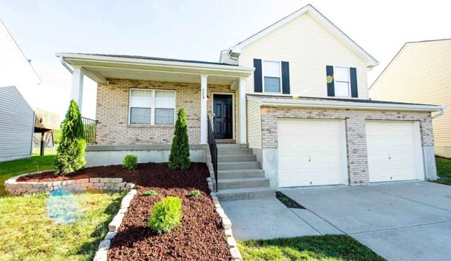 Spacious home, game room. pool table- basketball court. 2 King beds,Free parking