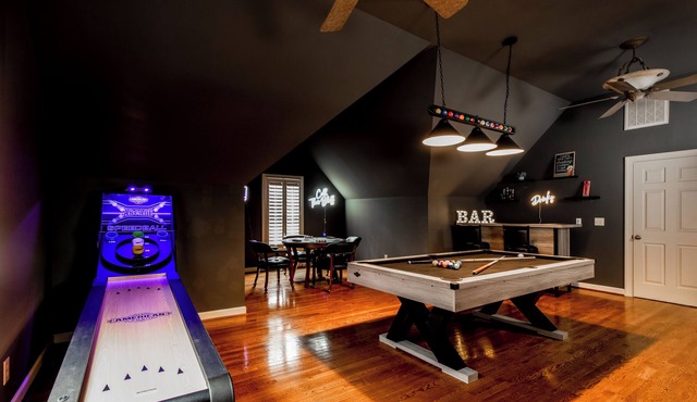 Spacious Home Great for Holidays;Sleeps 20;Hot Tub; Gym; Pool; Game Room;