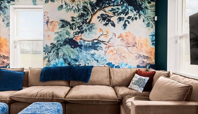 Spacious home group/family stay- hot tub, game room, fire pit -10 min to center