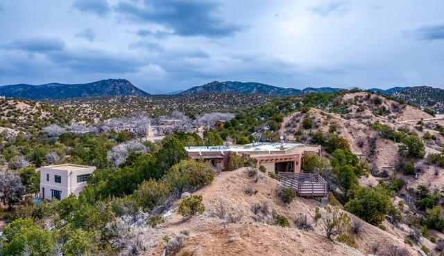 Spacious home & guest house with large patio, incredible views, & wood fireplace